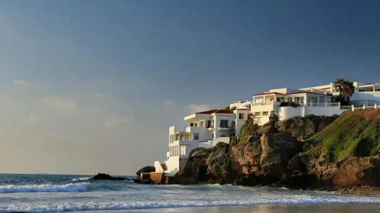 ein Gebäude auf einer Klippe neben dem Ozean im Le Mirage Tanger in Tanger