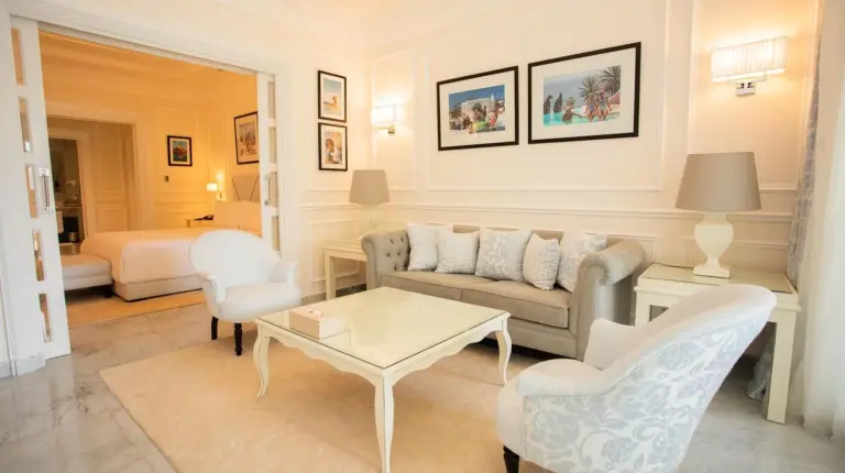 ein Wohnzimmer mit Sofa und Tisch im Le Mirage Tanger in Tanger