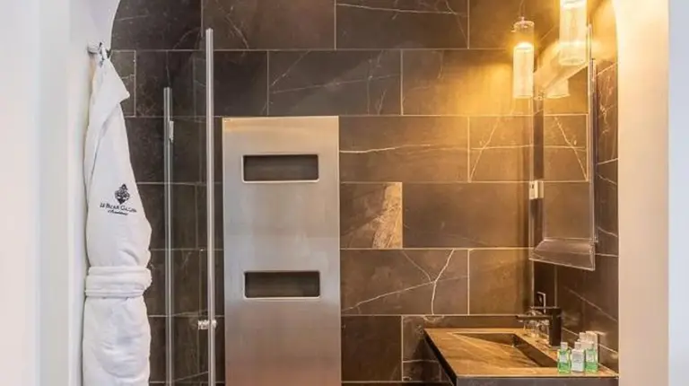 a kitchen with a counter and a sink and an archway at Le Palais Gallien Hôtel & Spa in Bordeaux