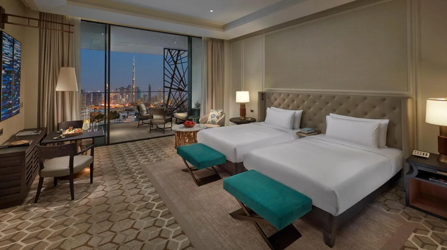 une chambre avec deux lits et un salon à Mandarin Oriental Jumeira
