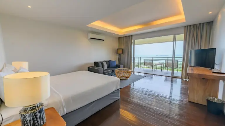 une chambre d'hôtel avec un lit et une télévision au Mantra Samui Resort - Adults Only à Mae Nam