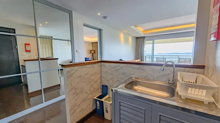 une cuisine avec évier et grande fenêtre au Mantra Samui Resort - Adults Only à Mae Nam