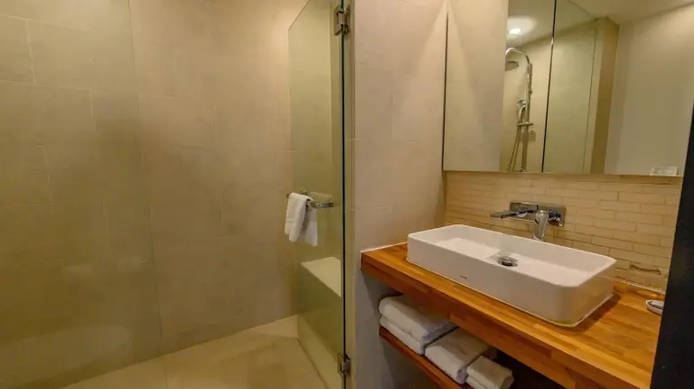 une salle de bain avec évier et douche au Mantra Samui Resort - Adults Only à Mae Nam