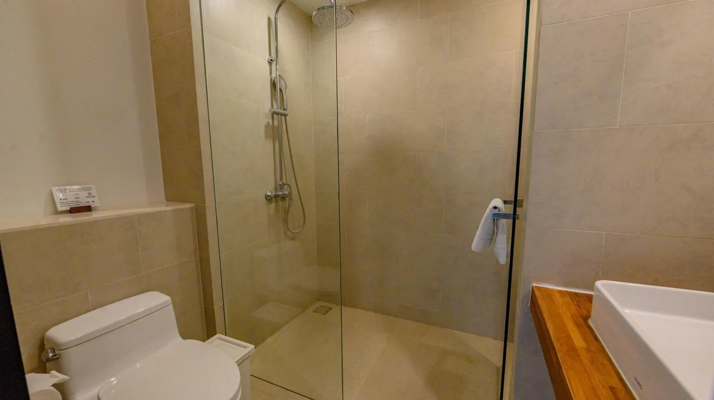 une salle de bain avec douche, toilettes et évier au Mantra Samui Resort - Adults Only à Mae Nam