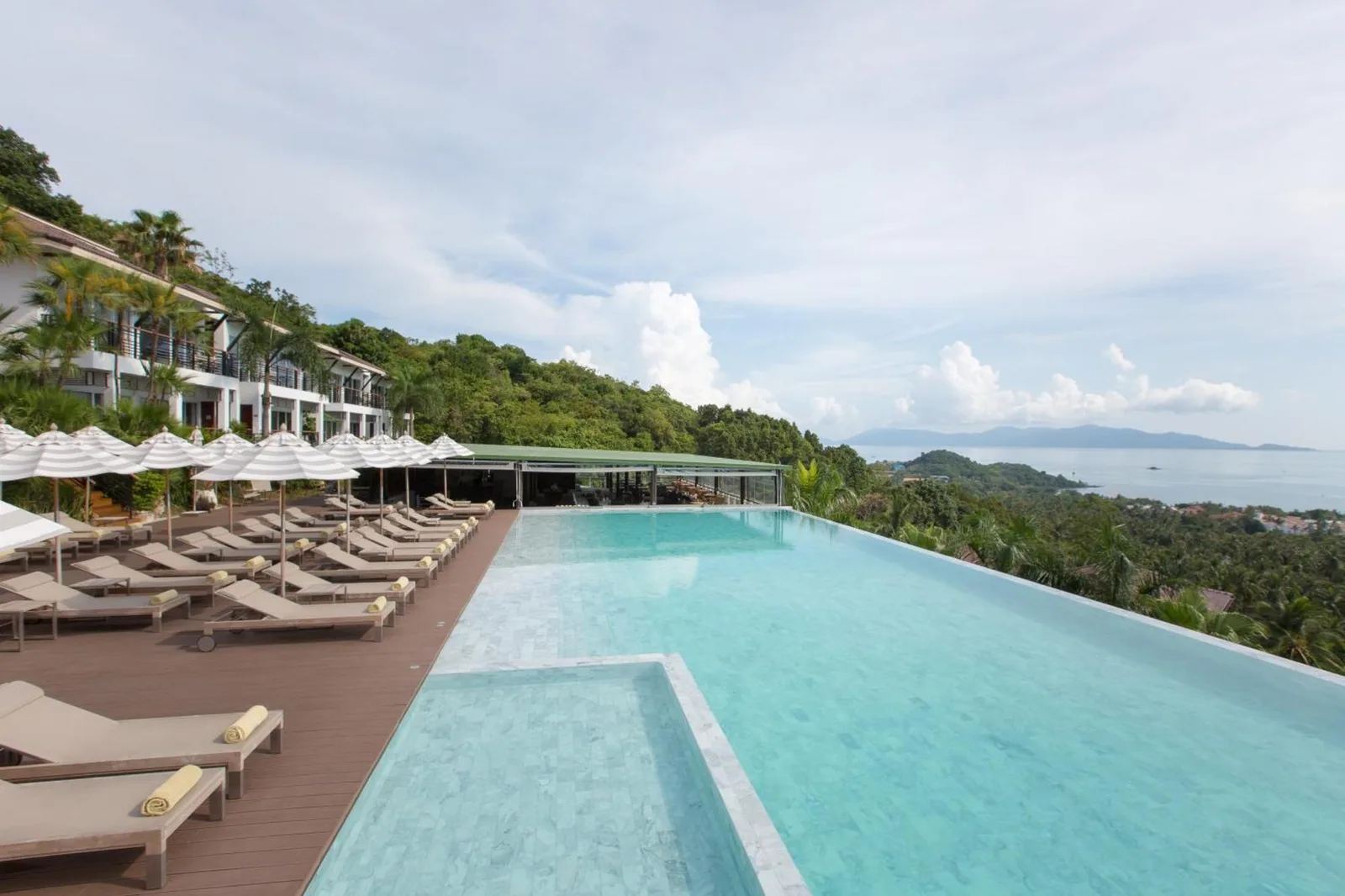 Piscine à débordement au Mantra Samui Resort - Adults Only avec vue imprenable sur la mer