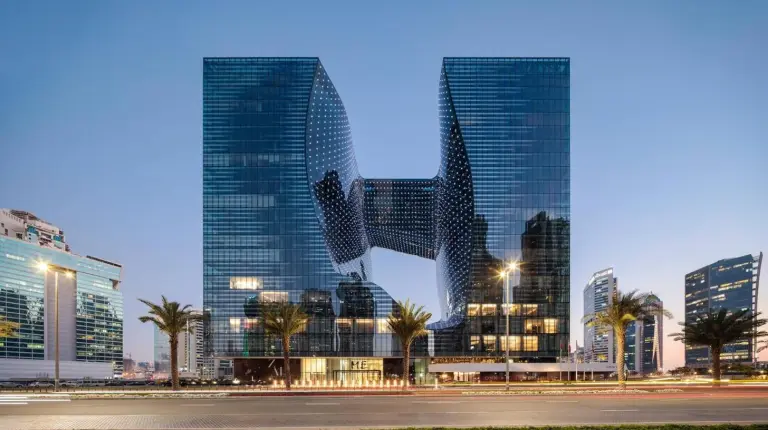 dos rascacielos altos en una ciudad de noche en ME by Meliá Dubai Residences en Dubái