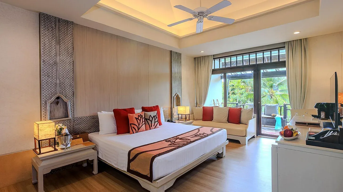 Ein Schlafzimmer mit großem Bett und Sofa im Melati Beach Resort & Spa am Choeng Mon Beach