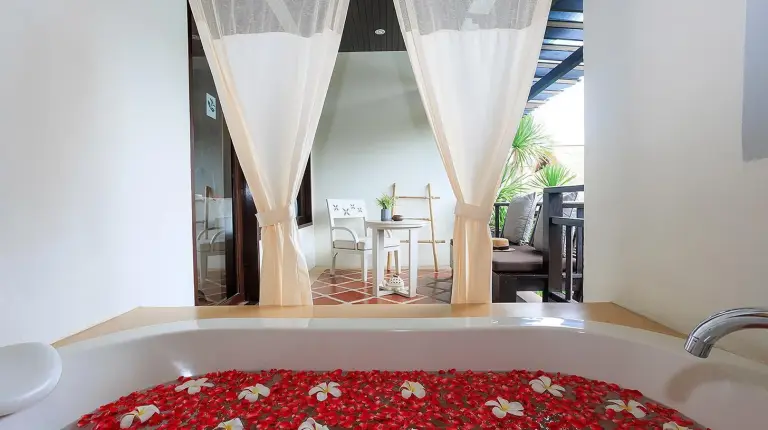 Badewanne mit roter Blumenarrangement im Melati Beach Resort & Spa am Choeng Mon Beach