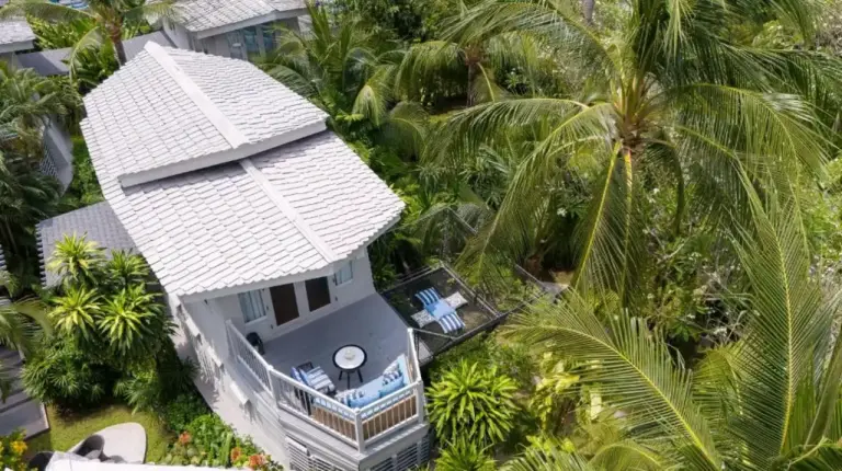 Eine Luftansicht eines Hauses mit Palmen bei Meliá Koh Samui am Choeng Mon Beach