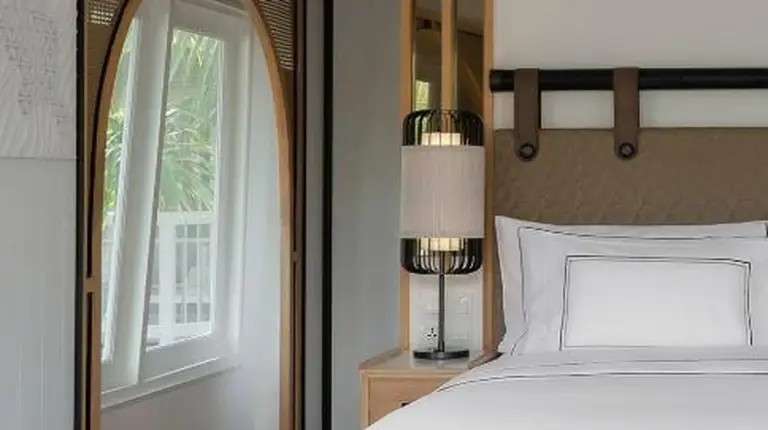 Ein Schlafzimmer mit einem großen weißen Bett und einem Fenster bei Meliá Koh Samui am Choeng Mon Beach