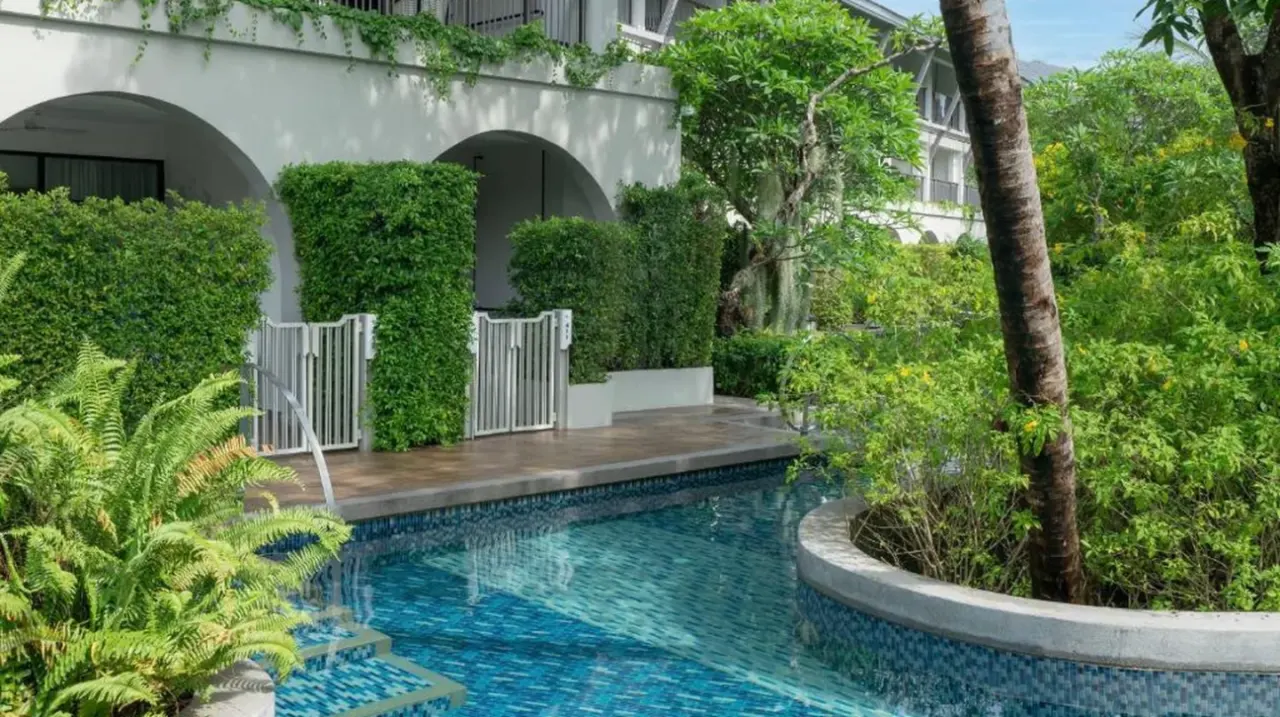 Eine Hotellobby mit Stühlen und Tischen bei Meliá Koh Samui am Choeng Mon Beach