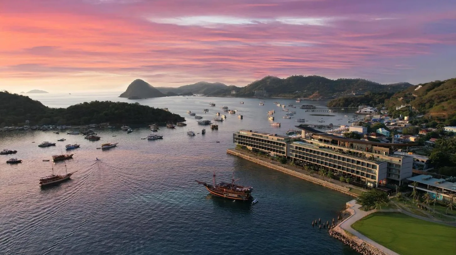 vue aérienne d'un port avec des bateaux dans l'eau à Meruorah Komodo Labuan Bajo à Labuan Bajo