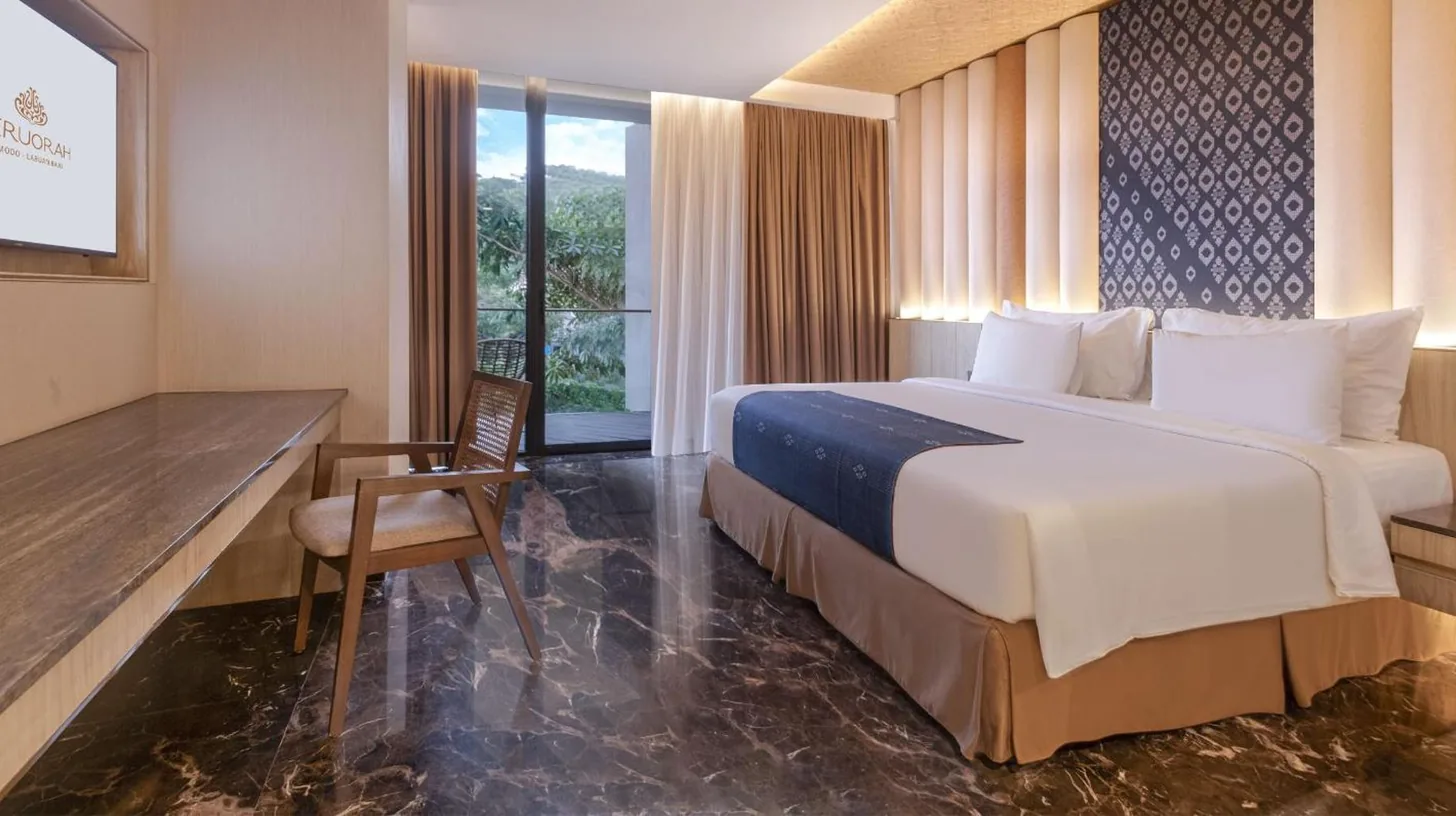 une chambre d'hôtel avec un lit et une télévision à Meruorah Komodo Labuan Bajo à Labuan Bajo