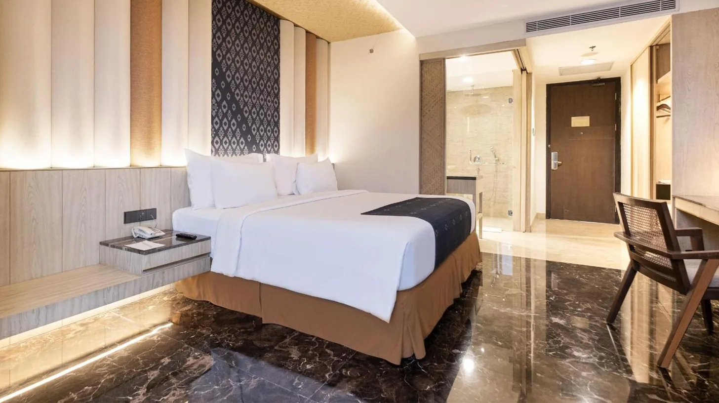 une petite chambre avec un lit et une fenêtre à Meruorah Komodo Labuan Bajo à Labuan Bajo