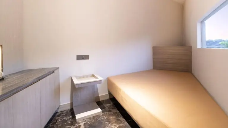 une salle de bain avec une douche, des toilettes et un lavabo à Meruorah Komodo Labuan Bajo à Labuan Bajo