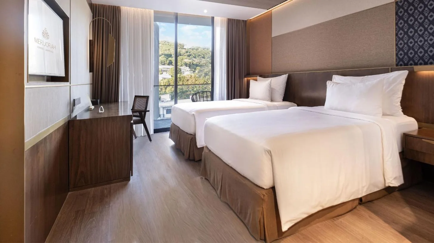 une chambre d'hôtel avec deux lits et une salle de bain à Meruorah Komodo Labuan Bajo à Labuan Bajo