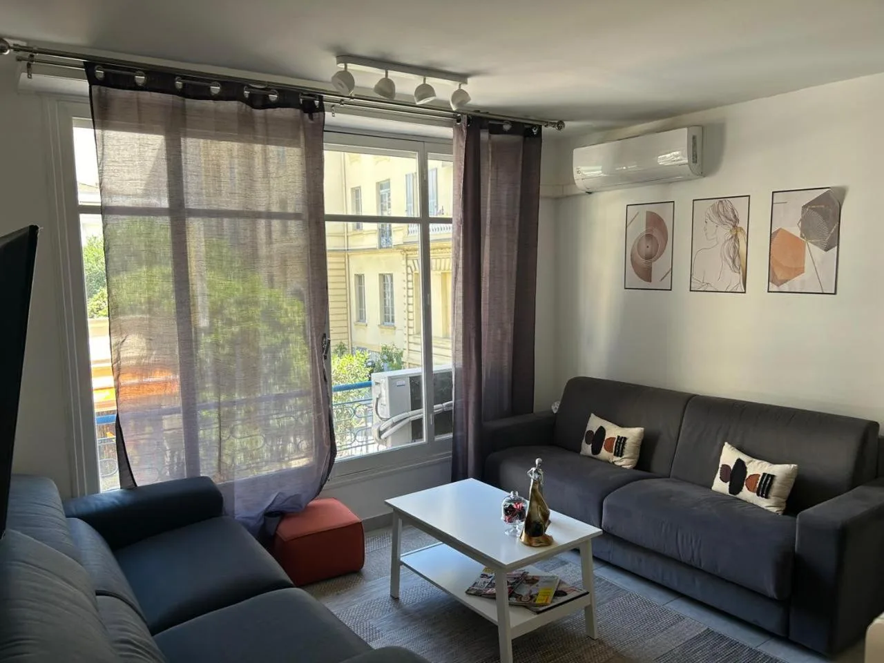 Living room of New Central Nice hotel featuring modern decor