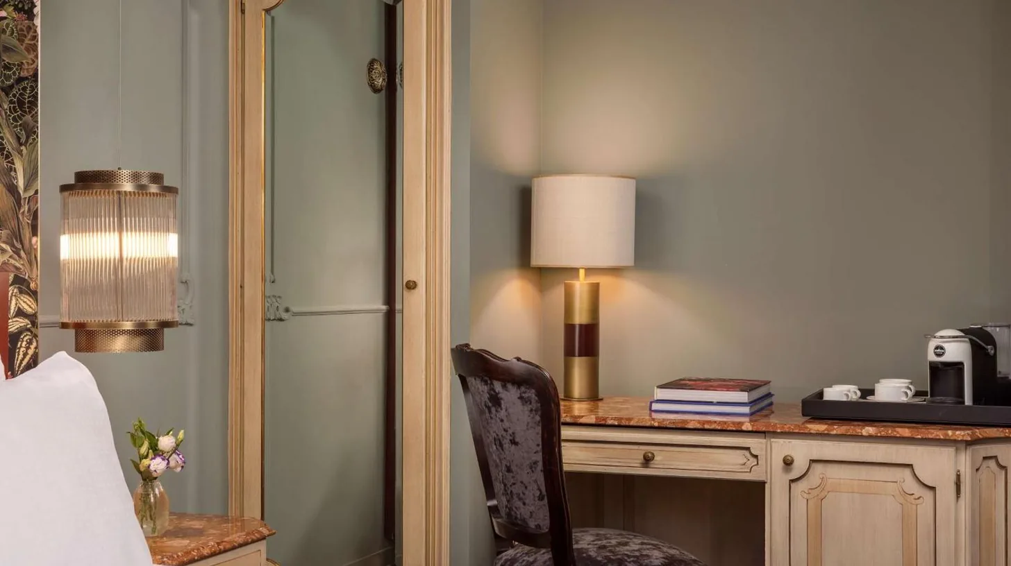 una habitación con un escritorio con una silla y una lámpara en NH Collection Grand Hotel Palazzo Dei Dogi en Venecia