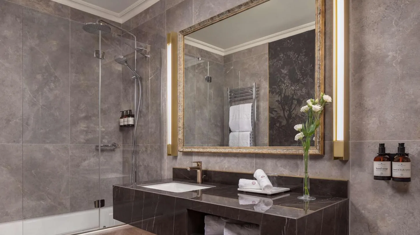 un baño con un lavabo y una ducha con espejo en NH Collection Grand Hotel Palazzo Dei Dogi en Venecia