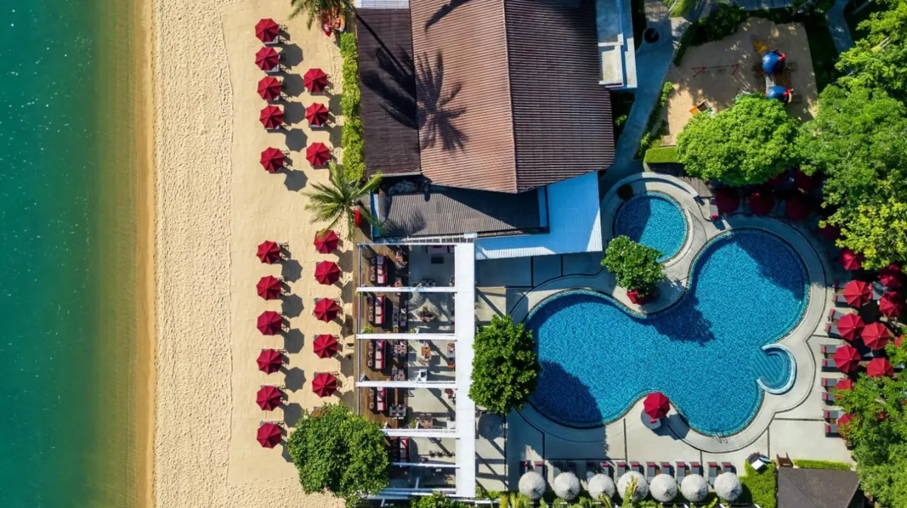 vue aérienne d’un complexe avec piscine au NH Collection Samui Peace Resort à Bophut