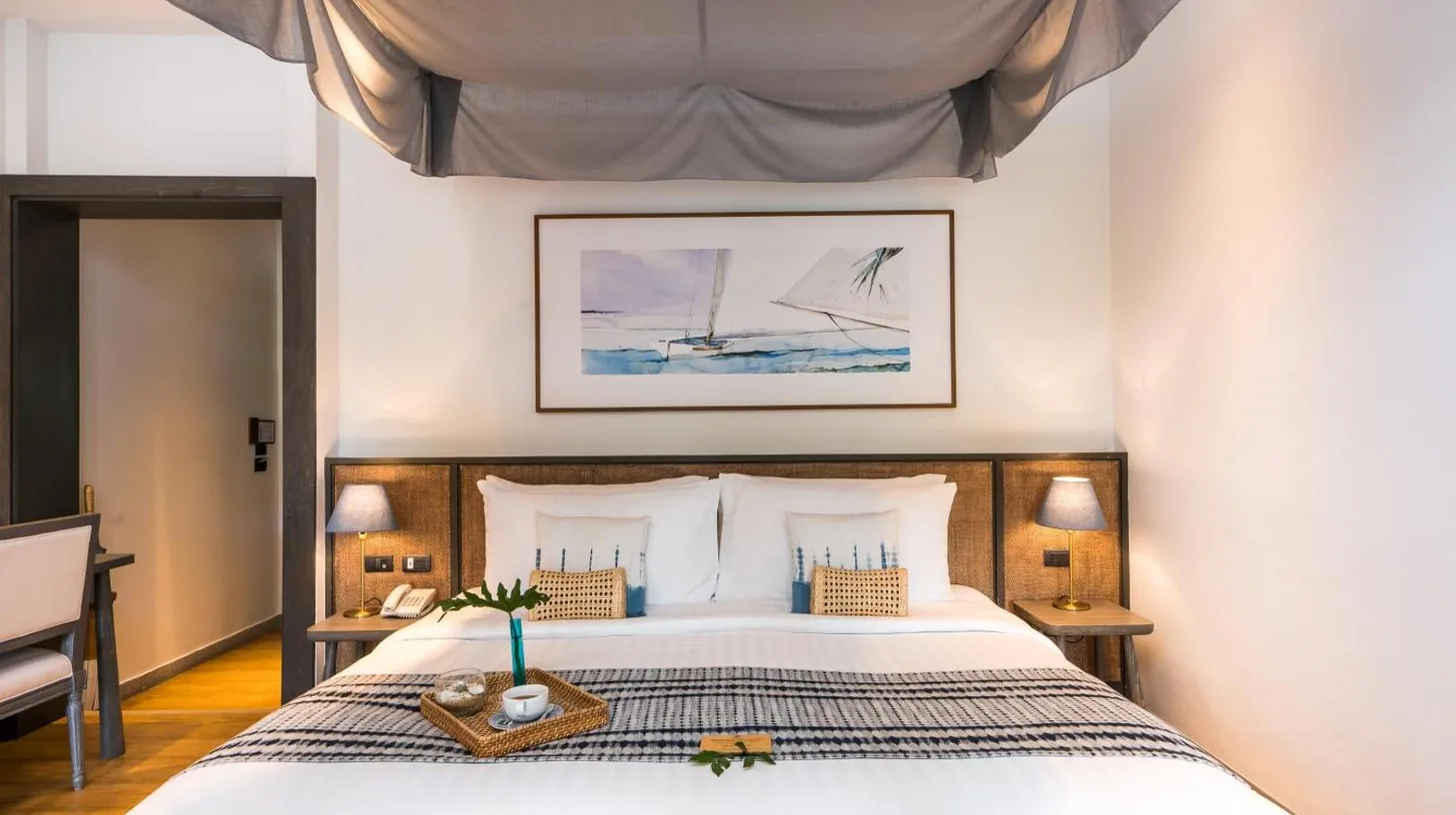 une chambre avec lit et balcon au NH Collection Samui Peace Resort à Bophut