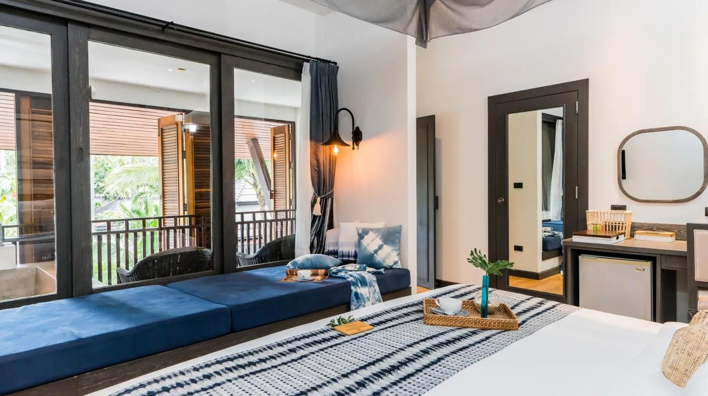 un lit dans une chambre avec grande fenêtre au NH Collection Samui Peace Resort à Bophut