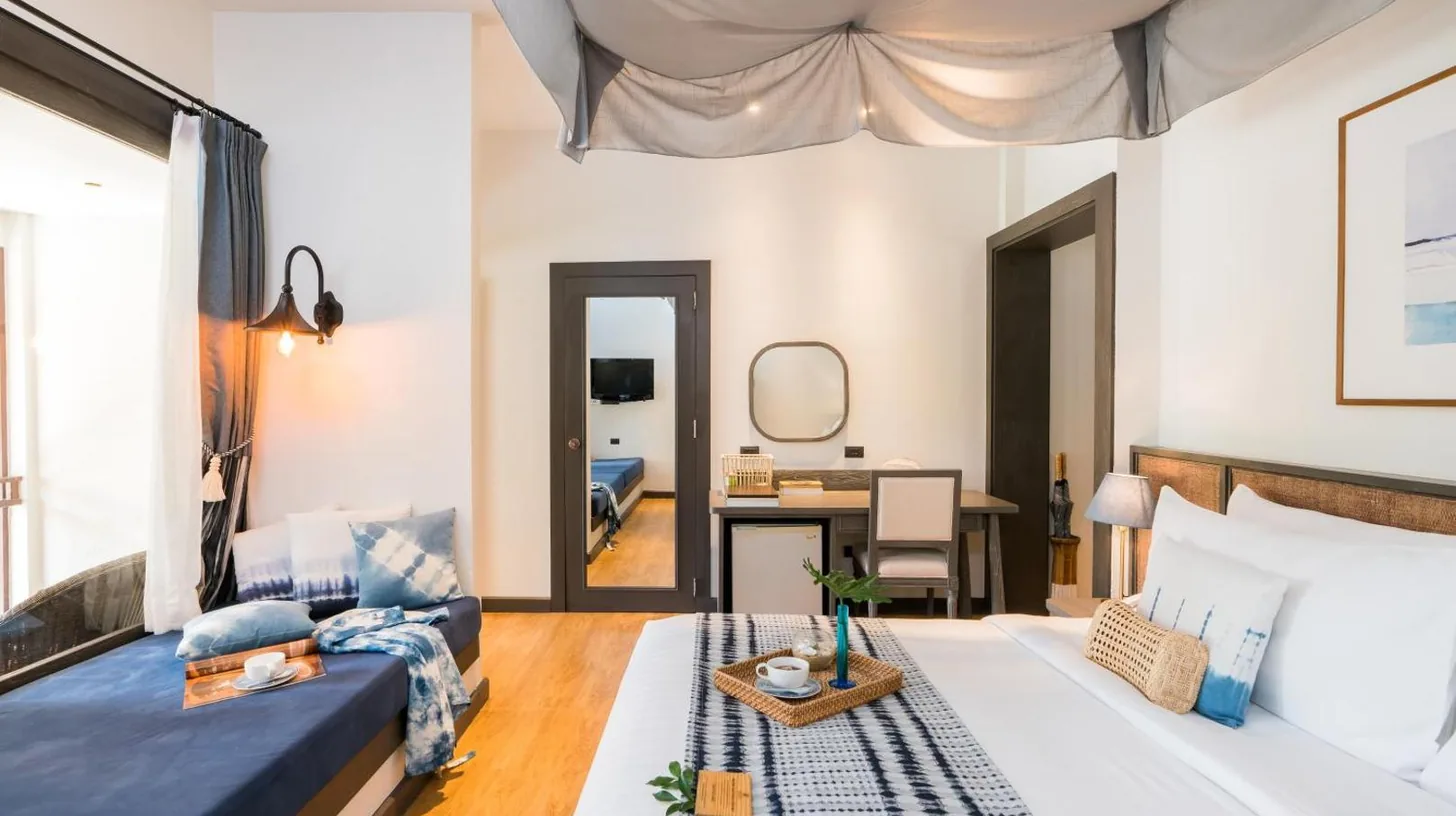 une salle de bain avec deux lavabos, baignoire et miroir au NH Collection Samui Peace Resort à Bophut
