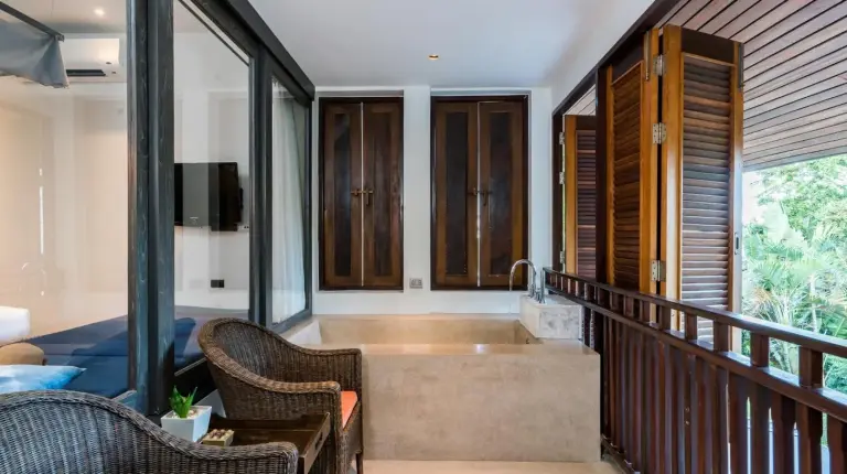 une salle de bain blanche avec baignoire et fenêtre au NH Collection Samui Peace Resort à Bophut