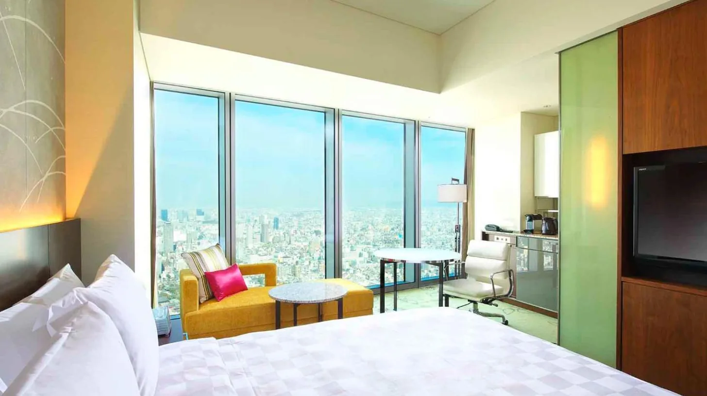 ein Hotelzimmer mit großem Bett und Küche im Osaka Marriott Miyako Hotel in Osaka