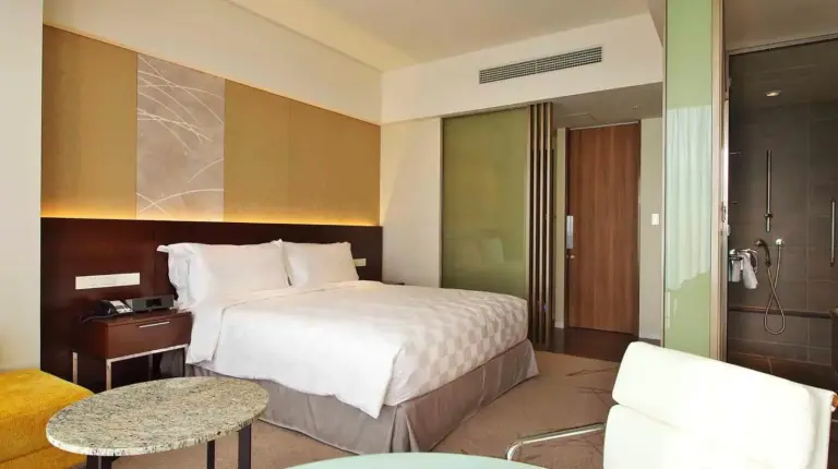 ein Badezimmer mit Waschbecken und Dusche im Osaka Marriott Miyako Hotel in Osaka