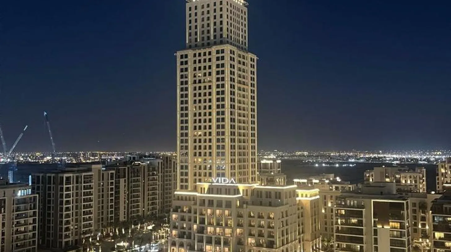 Ein Raum mit Decke und Teppich auf dem Boden im Palace Dubai Creek Harbour Residences Skyline Apartment in Dubai