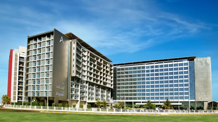 un grand bâtiment avec de nombreuses fenêtres à Park Arjaan by Rotana
