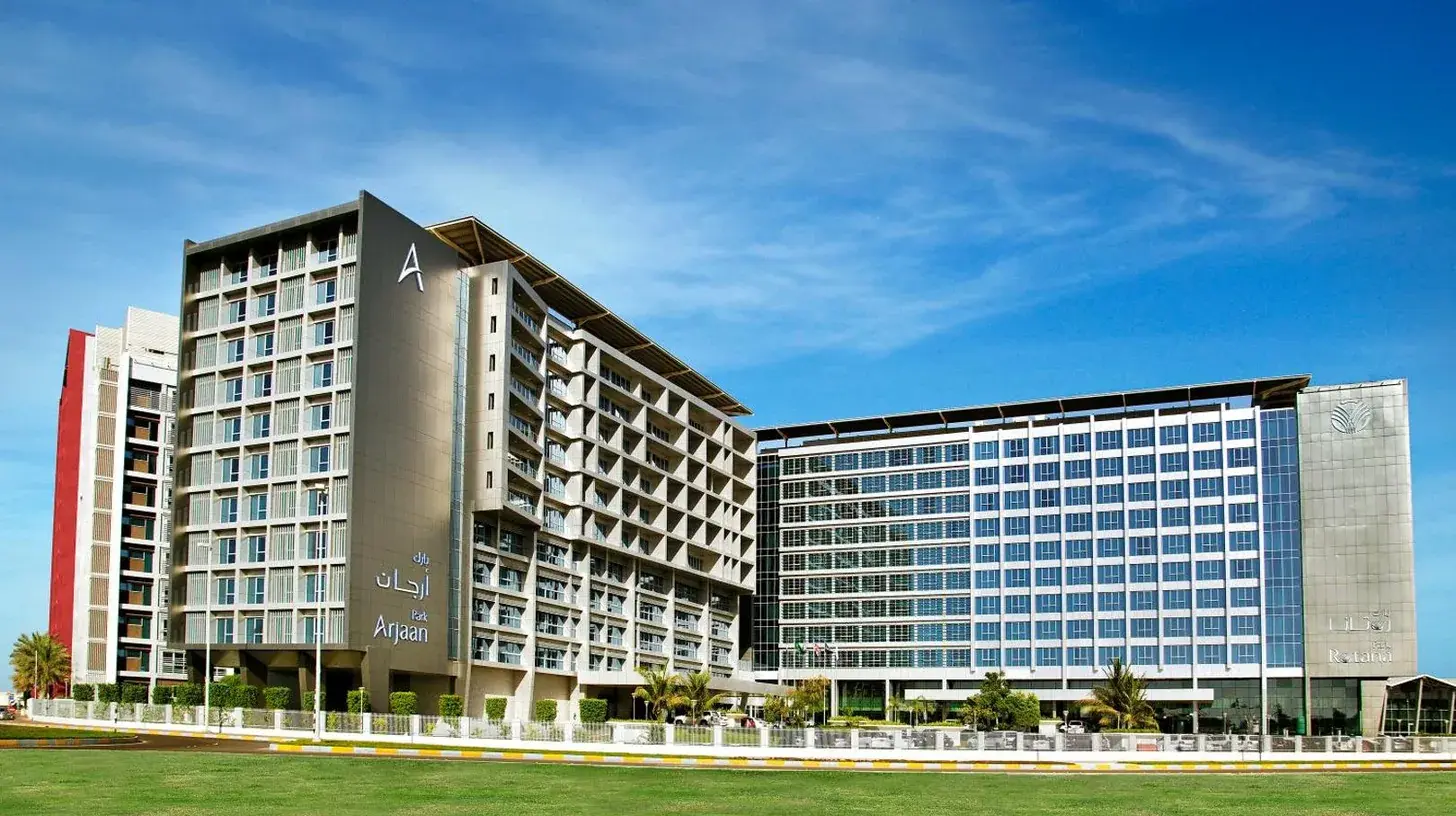 un grand bâtiment avec de nombreuses fenêtres à Park Arjaan by Rotana