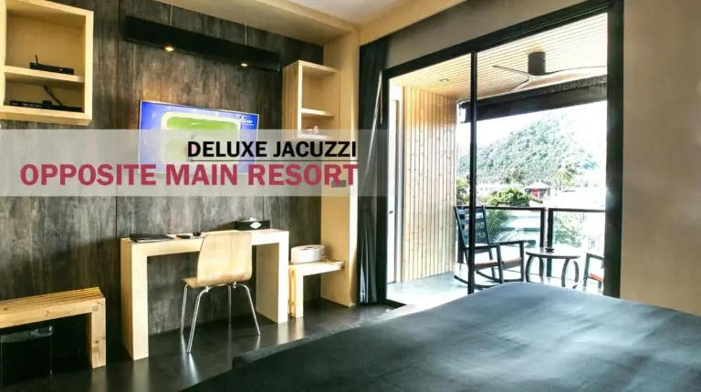 une grande baignoire dans une chambre avec vue sur l'océan à Pavilion Samui Villas and Resort à Lamai