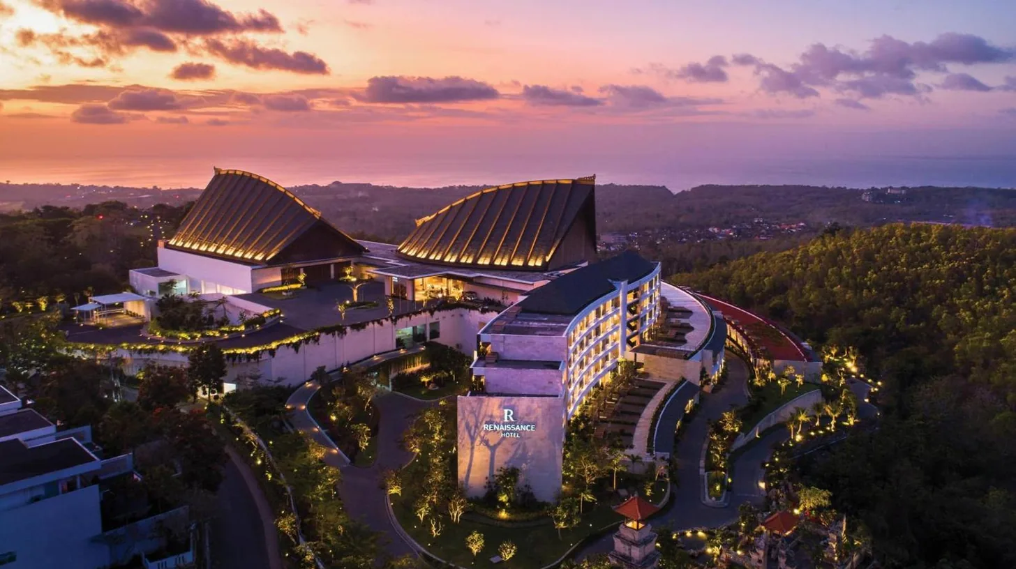 Vue aérienne du resort au crépuscule au Renaissance Bali Uluwatu Resort & Spa à Uluwatu