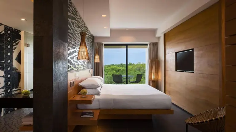 Une chambre d'hôtel avec un lit et une télévision au Renaissance Bali Uluwatu Resort & Spa à Uluwatu