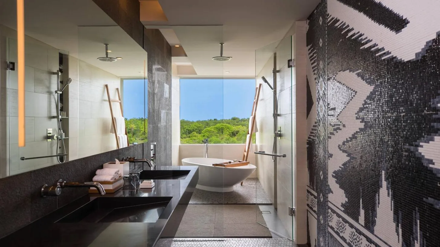Une salle de bain avec baignoire, toilettes et lavabo au Renaissance Bali Uluwatu Resort & Spa à Uluwatu