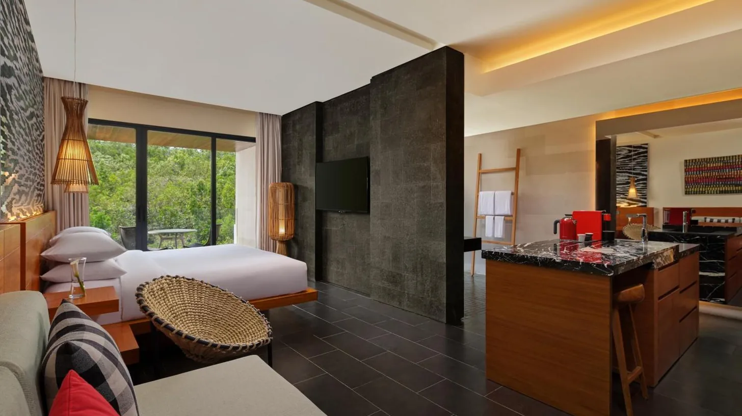 Une chambre d'hôtel avec lit et cuisine au Renaissance Bali Uluwatu Resort & Spa à Uluwatu