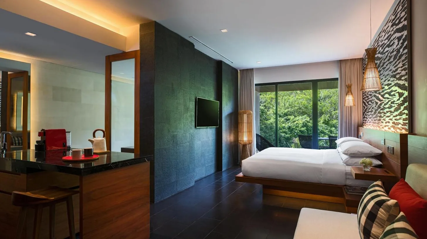Une chambre avec lit, bureau et espace au Renaissance Bali Uluwatu Resort & Spa à Uluwatu