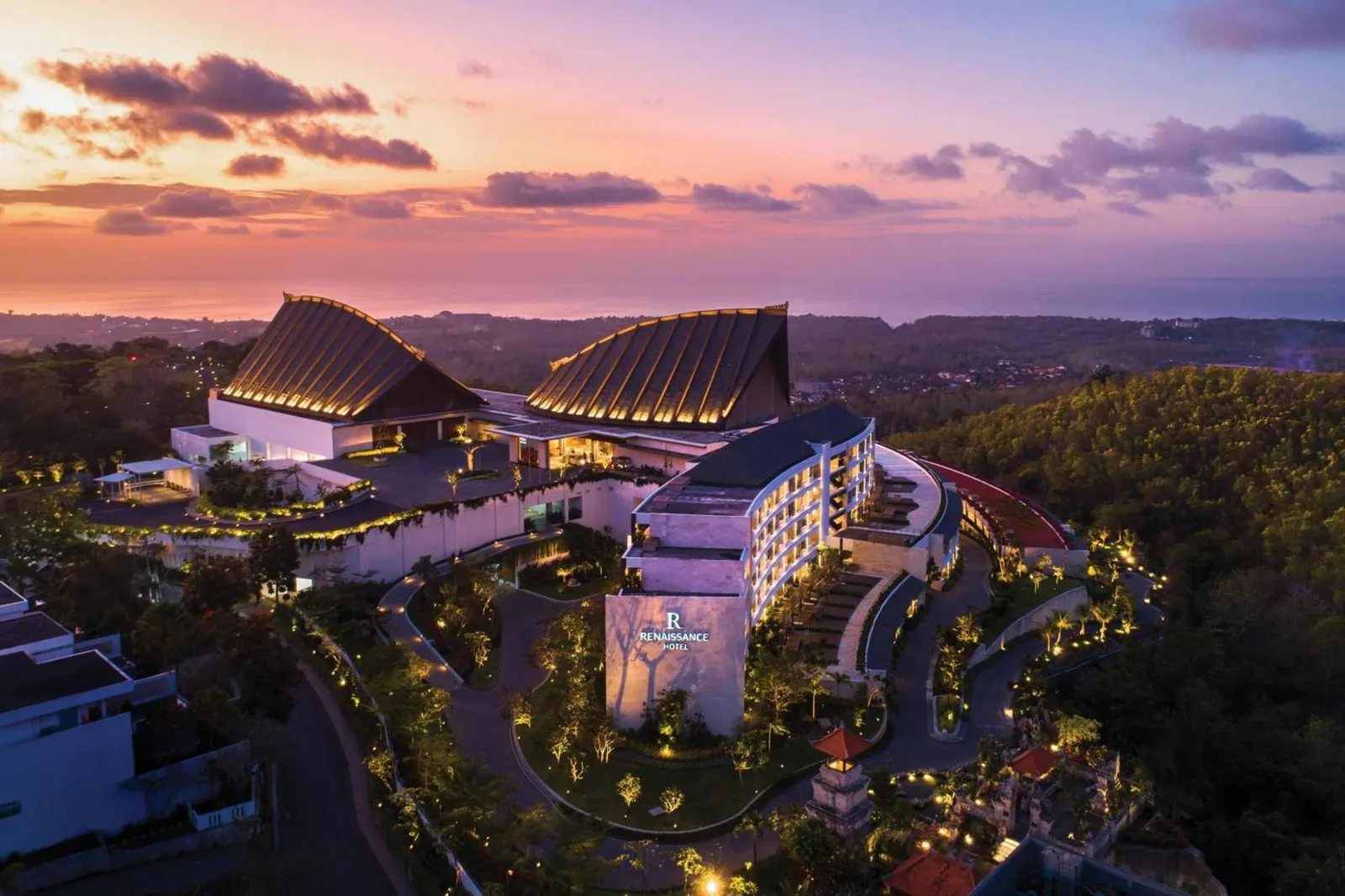 Vue extérieure du Renaissance Bali Uluwatu Resort & Spa montrant son architecture unique et son environnement luxuriant