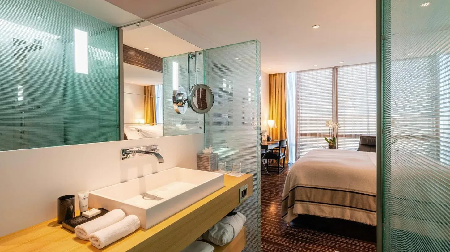une salle de bain avec un lavabo et un lit dans une chambre au ROMEO Napoli Ã  Naples