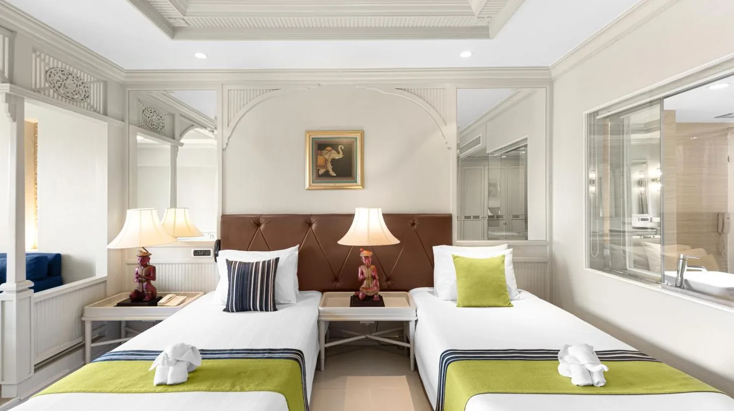 a large room with a large tub filled with red balls at Royal Cliff Beach Hotel Pattaya in Pattaya South