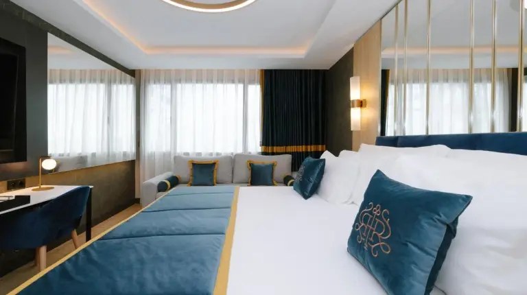 une chambre avec un grand lit et des oreillers bleus au Royal Hideaway Casablanca à Casablanca