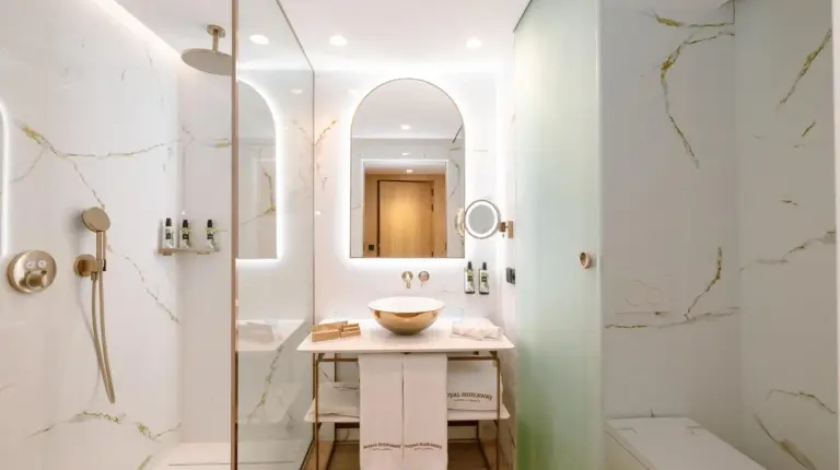une salle de bain avec un lavabo et un miroir au Royal Hideaway Casablanca à Casablanca