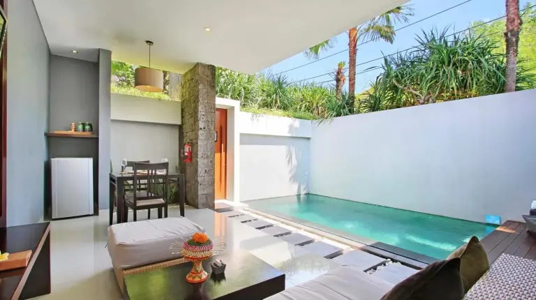 ein Innenpool in einem Haus mit Wohnzimmer bei Samaja Villas Seminyak in Seminyak