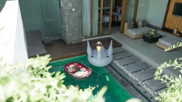 ein Modell eines Wohnzimmers mit einer Mahlzeit auf einem Tisch bei Samaja Villas Seminyak in Seminyak