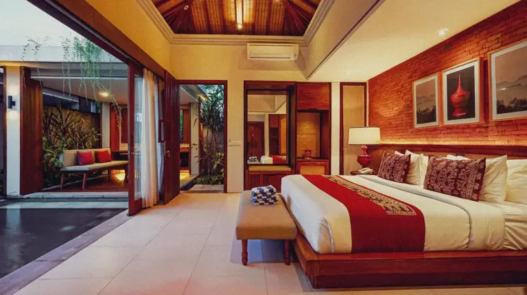 un dormitorio con una cama grande en una habitación en Sampatti Villas en Seminyak