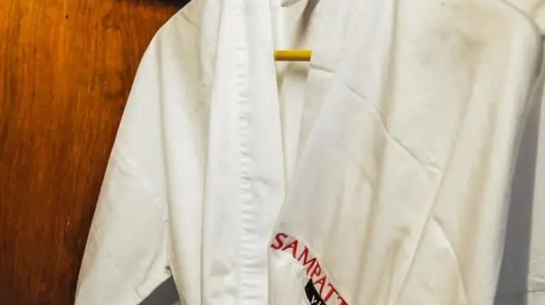 una camisa blanca colgada en una percha en Sampatti Villas en Seminyak