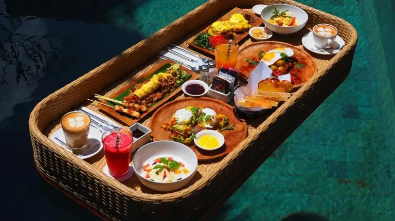 una bandeja de comida sobre un barco en Seminyak Icon - by Karaniya Experience - CHSE certified en Seminyak