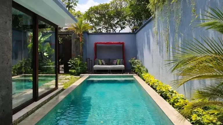 una piscina en el patio trasero de una casa en Seminyak Icon - by Karaniya Experience - CHSE certified en Seminyak